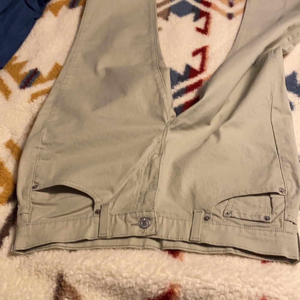 Levi’s Capri’s - Picture 6 of 15